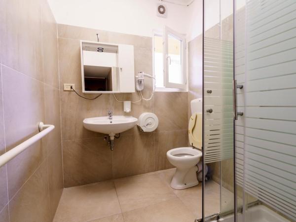 Hotel America : photo 5 de la chambre chambre quadruple avec salle de bains commune