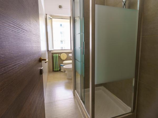 Hotel America : photo 6 de la chambre chambre quadruple avec salle de bains commune