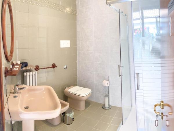 La Costa : photo 5 de la chambre chambre triple avec salle de bains privative séparée