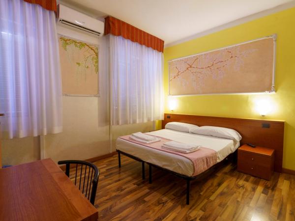 Hotel America : photo 3 de la chambre chambre triple avec salle de bains privative