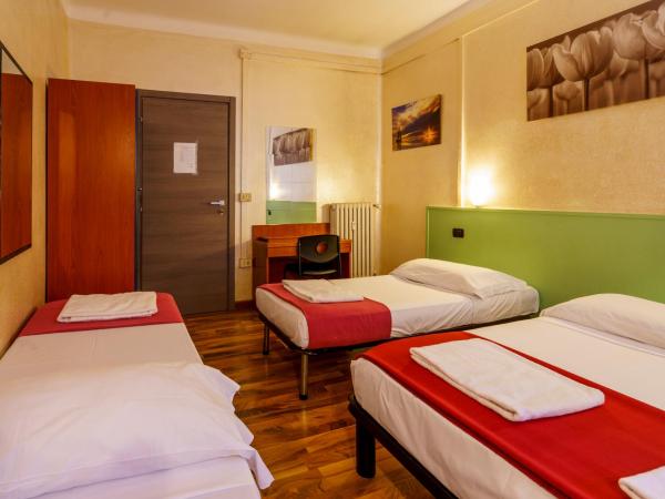 Hotel America : photo 1 de la chambre chambre quadruple avec salle de bains commune