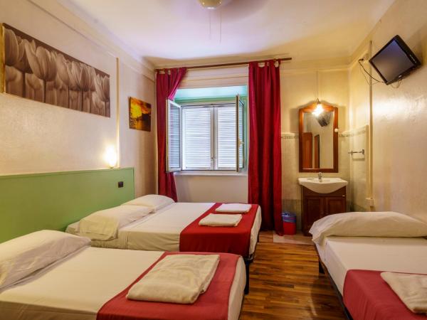 Hotel America : photo 4 de la chambre chambre quadruple avec salle de bains commune