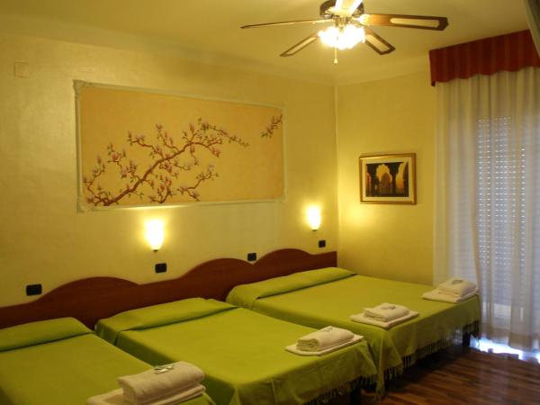 Hotel America : photo 6 de la chambre chambre quadruple avec salle de bains privative