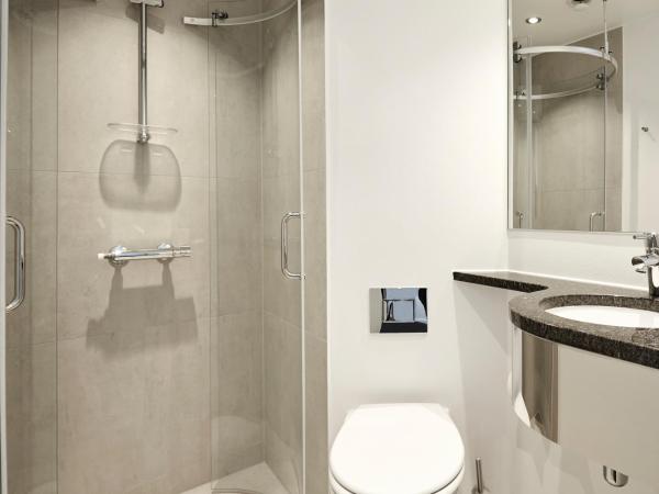 Next House Copenhagen : photo 4 de la chambre chambre privée avec 4 lits et salle de bains privative