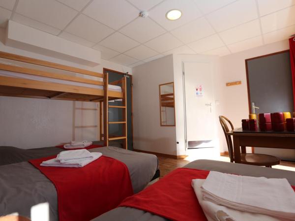 Auberge d+ Valloire-Galibier : photo 4 de la chambre chambre quadruple avec salle de bains privative