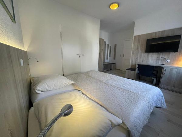 Pension Der Kretaner : photo 9 de la chambre chambre double - vue sur jardin