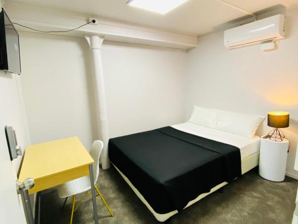HIT Hostel : photo 5 de la chambre chambre double avec salle de bains commune