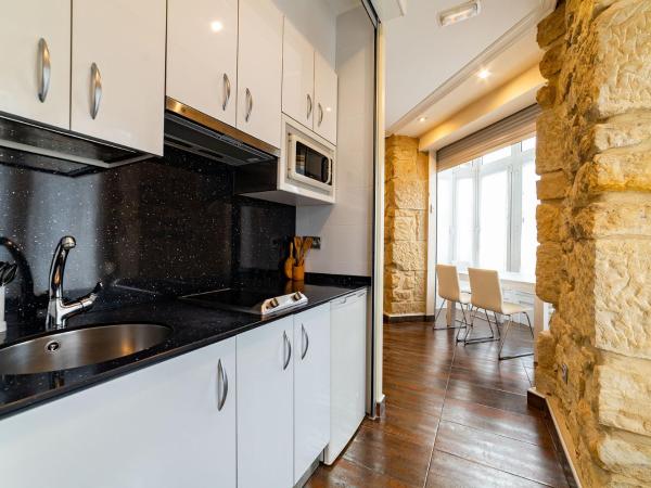 Pension Aida : photo 3 de la chambre studio lit queen-size avec canapé-lit