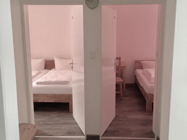 Hotel Sickinger Hof : photo 1 de la chambre chambre double ou lits jumeaux avec salle de bains commune