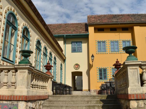 Zsolnay Negyed Vendégháza : photo 2 de la chambre chambre familiale avec salle de bains privative