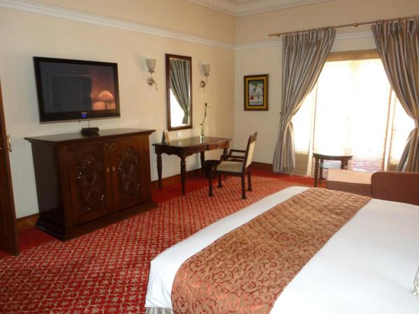 Taj Hari Mahal Jodhpur : photo 8 de la chambre chambre lit king-size de luxe - vue sur jardin