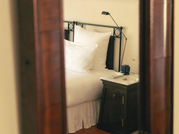 Hotel la Ponche : photo 8 de la chambre chambre prestige tropézienne avec terrasse - vue sur mer