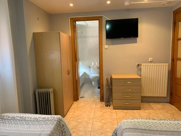 Pensión Bowling : photo 1 de la chambre chambre double avec lit d'appoint