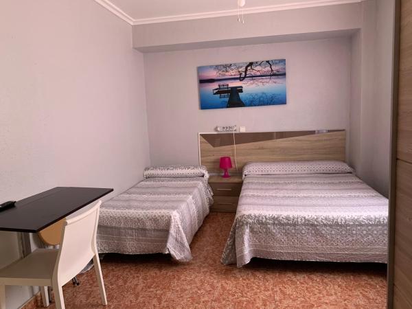 Pensión Bowling : photo 4 de la chambre chambre double avec lit d'appoint