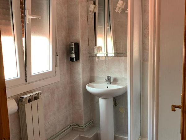 Pensión Bowling : photo 5 de la chambre chambre double avec lit d'appoint