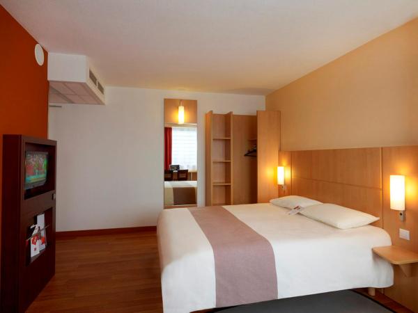 Ibis Warszawa Reduta : photo 1 de la chambre standard family room with one double bed and one single bed
