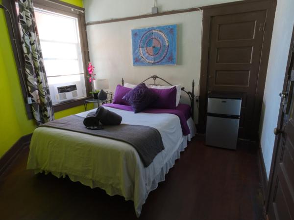 Lucky D's Youth and Traveler's Hostel : photo 2 de la chambre chambre double avec climatisation et salle de bains commune