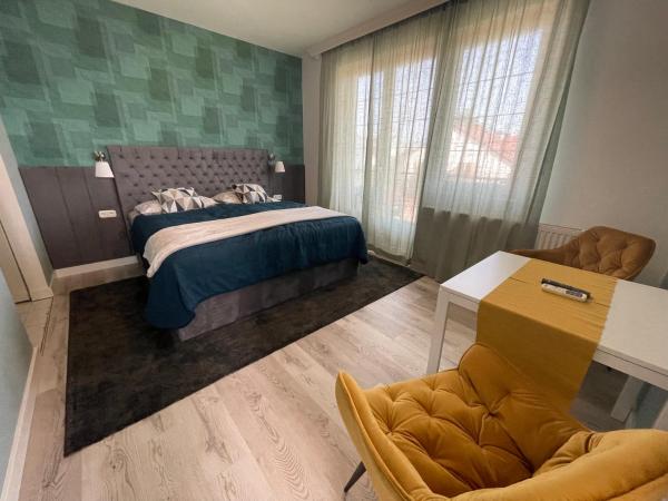 Hollik Apartmanház : photo 7 de la chambre superior studio with balcony and airconditioning