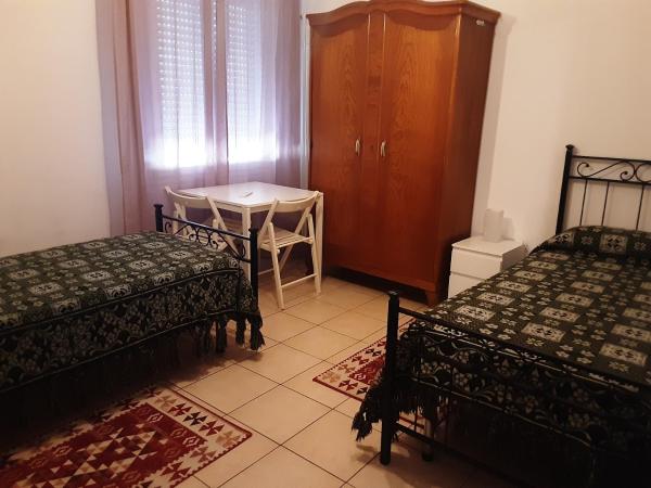 Locazione Menini - Camere zona stazione : photo 2 de la chambre chambre lits jumeaux