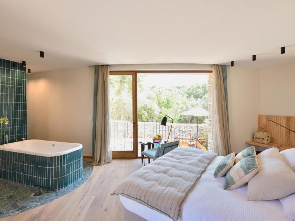 A SPERANZA Suites avec piscine privative chauffée : photo 10 de la chambre suite junior avec baignoire spa - jardin privé et piscine privée chauffée