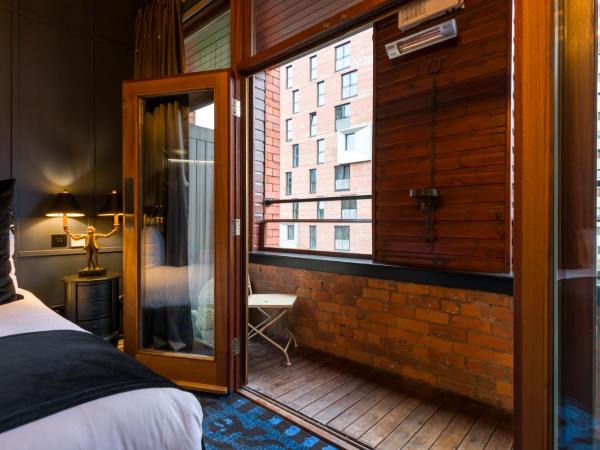 Velvet Hotel : photo 2 de la chambre chambre lit king-size avec balcon