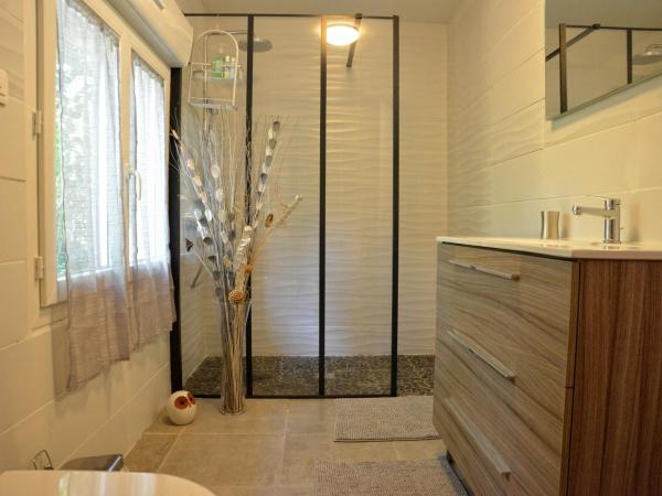 Maison Matachot : photo 4 de la chambre chambre double avec salle de bains privative