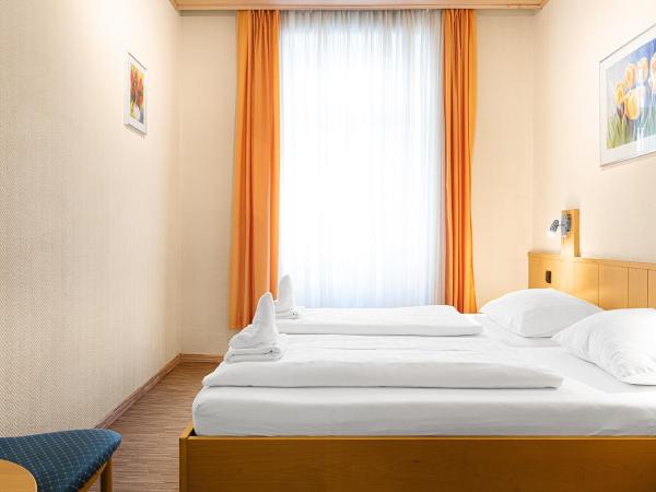 Hotel-Pension Wild : photo 6 de la chambre chambre double ou lits jumeaux avec toilettes communes