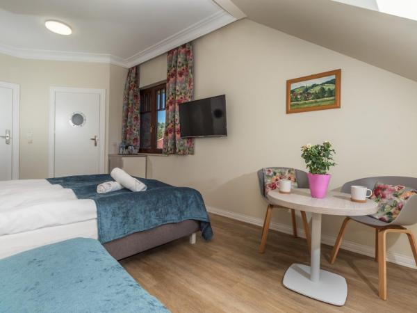 Zamorski BY THE SEA : photo 3 de la chambre chambre triple avec salle de bains privative