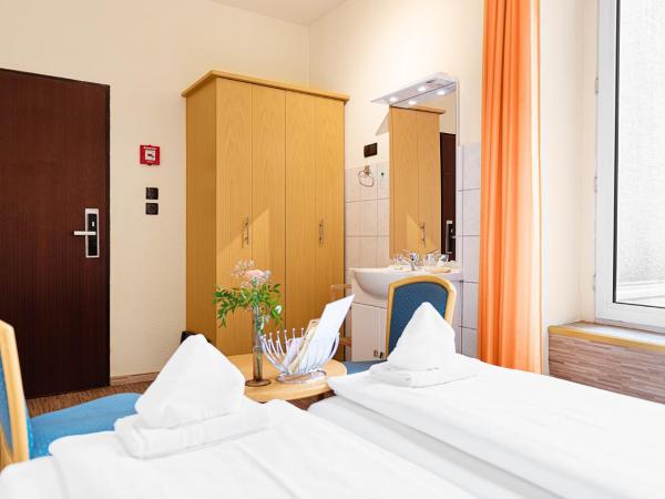 Hotel-Pension Wild : photo 2 de la chambre chambre double ou lits jumeaux avec salle de bains commune