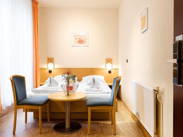 Hotel-Pension Wild : photo 4 de la chambre chambre double ou lits jumeaux avec salle de bains commune