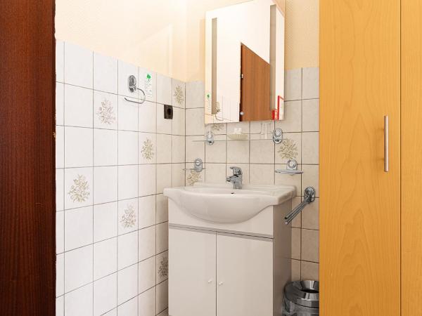 Hotel-Pension Wild : photo 5 de la chambre chambre double ou lits jumeaux avec salle de bains commune