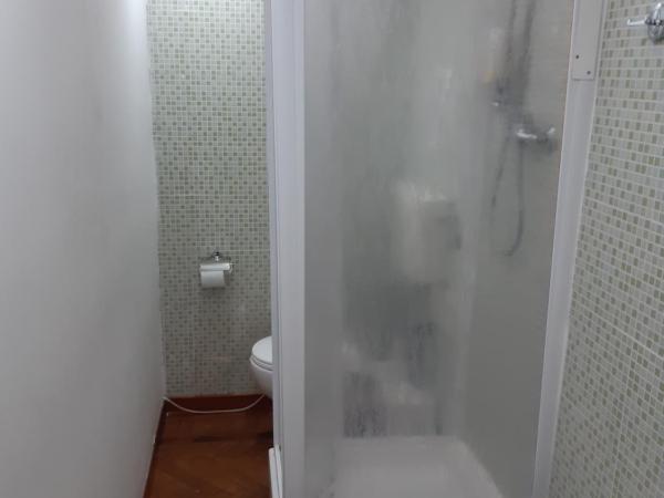 Hotel Guesthouse MASSENA : photo 5 de la chambre chambre triple avec salle de bains