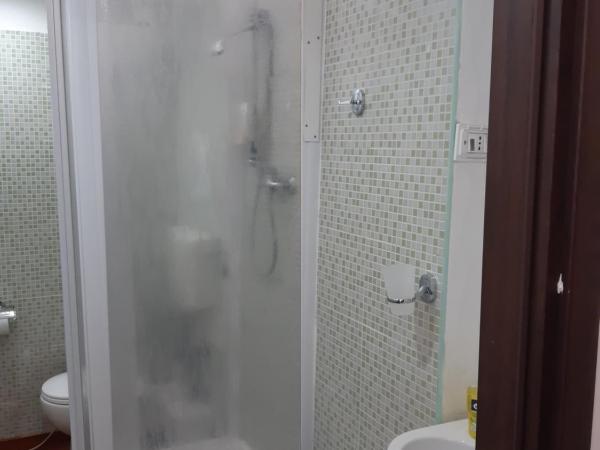 Hotel Guesthouse MASSENA : photo 6 de la chambre chambre triple avec salle de bains