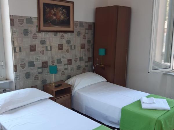 Hotel Guesthouse MASSENA : photo 4 de la chambre chambre triple avec salle de bains