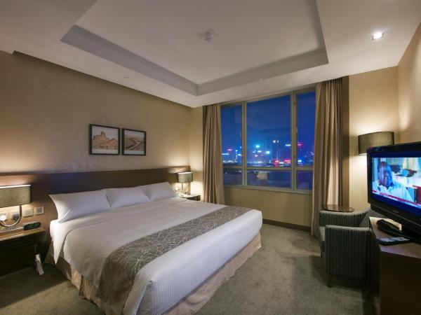 The Salisbury - YMCA of Hong Kong : photo 4 de la chambre suite lit king-size - vue sur port