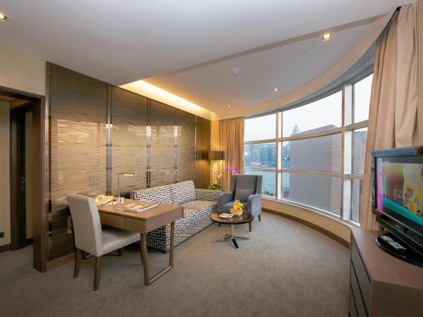 The Salisbury - YMCA of Hong Kong : photo 2 de la chambre suite lit king-size - vue sur port