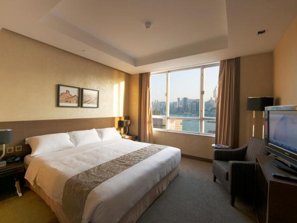 The Salisbury - YMCA of Hong Kong : photo 3 de la chambre suite lit king-size - vue sur port