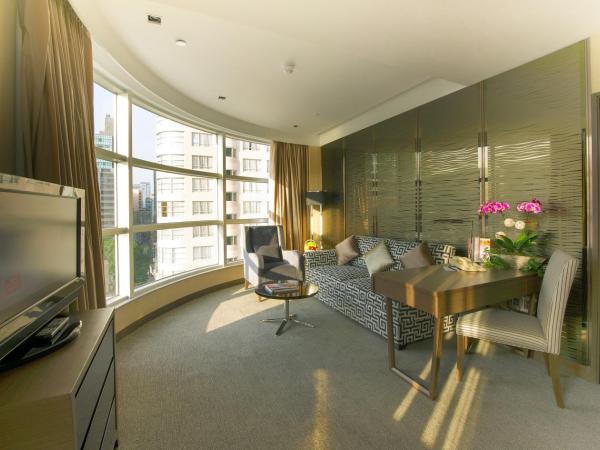 The Salisbury - YMCA of Hong Kong : photo 2 de la chambre suite lit king-size - vue sur ville