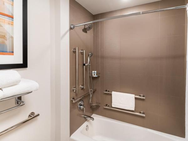 Hyatt House Nashville Airport : photo 3 de la chambre one-bedroom king suite with sofa bed, kitchen and tub - disability access