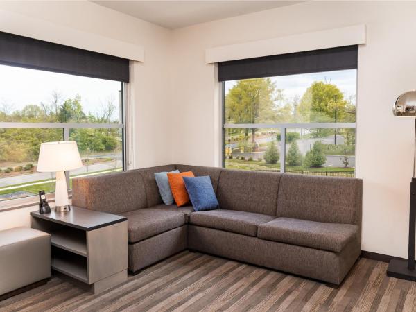 Hyatt House Nashville Airport : photo 1 de la chambre den queen room with two queen beds with sofa bed and tub