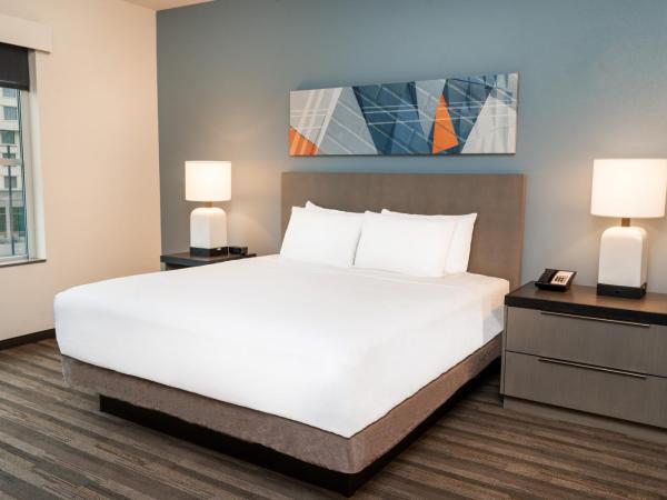 Hyatt House Nashville Airport : photo 3 de la chambre chambre lit king-size avec douche accessible en fauteuil roulant den - accessible aux personnes à mobilité réduite