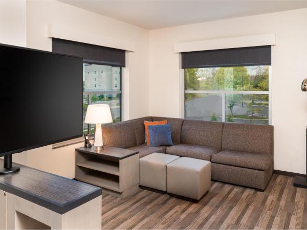 Hyatt House Nashville Airport : photo 5 de la chambre chambre lit king-size avec douche accessible en fauteuil roulant den - accessible aux personnes à mobilité réduite