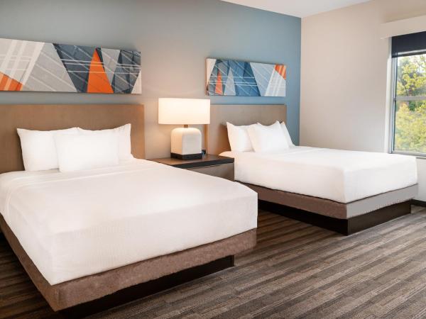 Hyatt House Nashville Airport : photo 4 de la chambre studio suite with two queen beds, sofa bed and kitchen