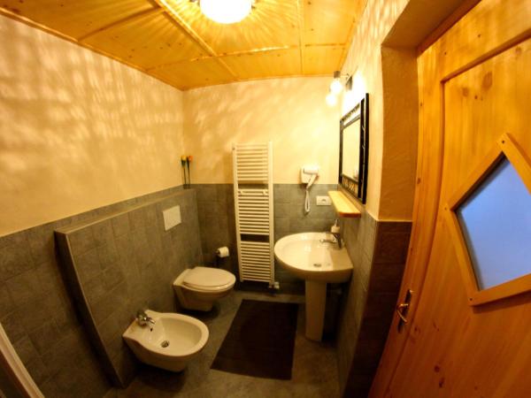 Maison Du-Noyer Chambres et Tables d'Hotes : photo 3 de la chambre chambre double supérieure avec lit d'appoint