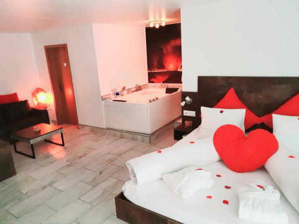 dala Hotel & Apartments : photo 1 de la chambre suite avec jacuzzi et balcon