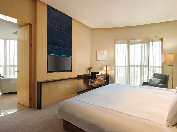 Crowne Plaza Beijing Lido, an IHG Hotel : photo 2 de la chambre one-bedroom suite with bath view