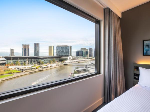 Crowne Plaza Melbourne, an IHG Hotel : photo 2 de la chambre standard double room with city and river view