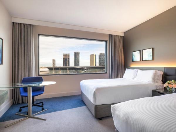 Crowne Plaza Melbourne, an IHG Hotel : photo 1 de la chambre standard double room with city and river view