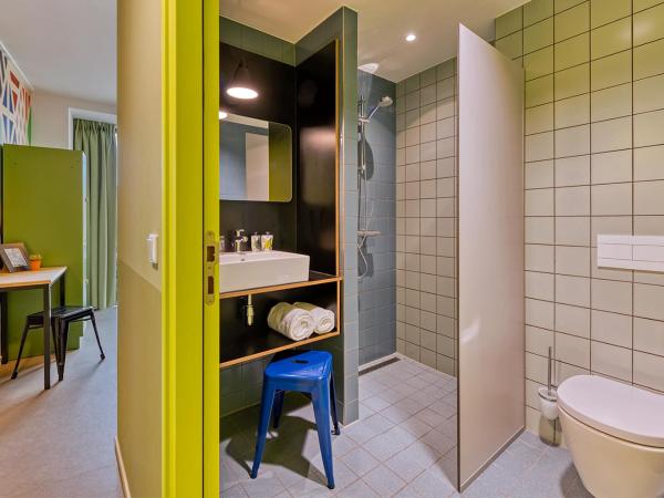 Stayokay Hostel Maastricht : photo 4 de la chambre chambre double confort avec salle de bains privative et douche
