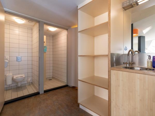 Stayokay Hostel Rotterdam : photo 4 de la chambre lit dans dortoir mixte avec 7 lits et douche